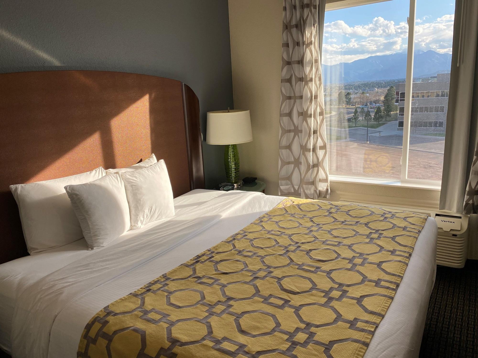 Baymont By Wyndham Colorado Springs Hotel Exterior photo