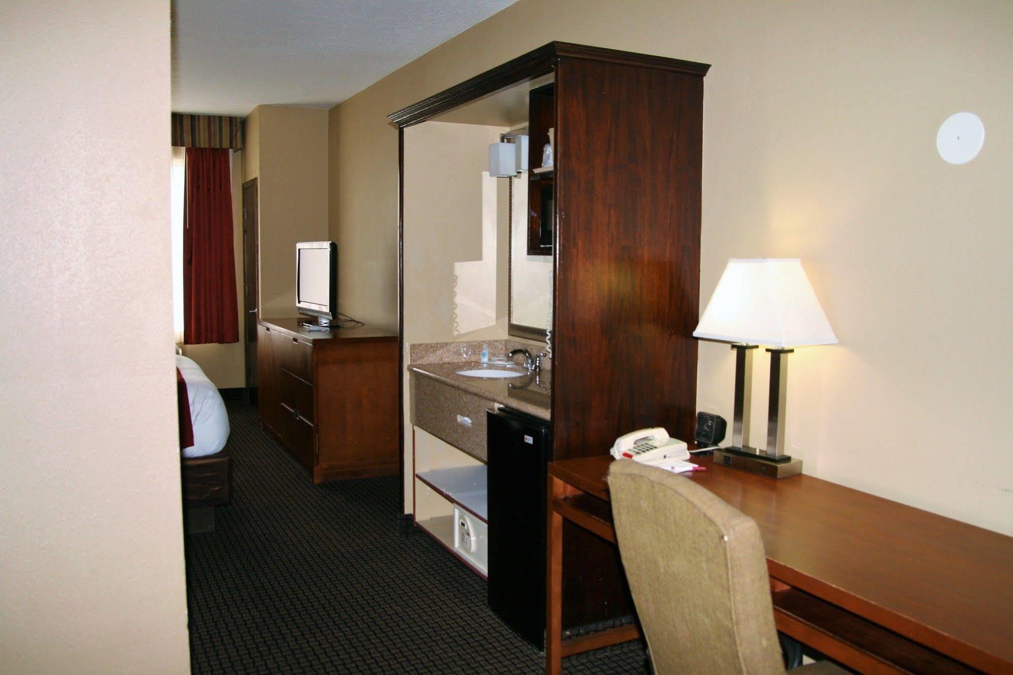 Baymont By Wyndham Colorado Springs Hotel Exterior photo